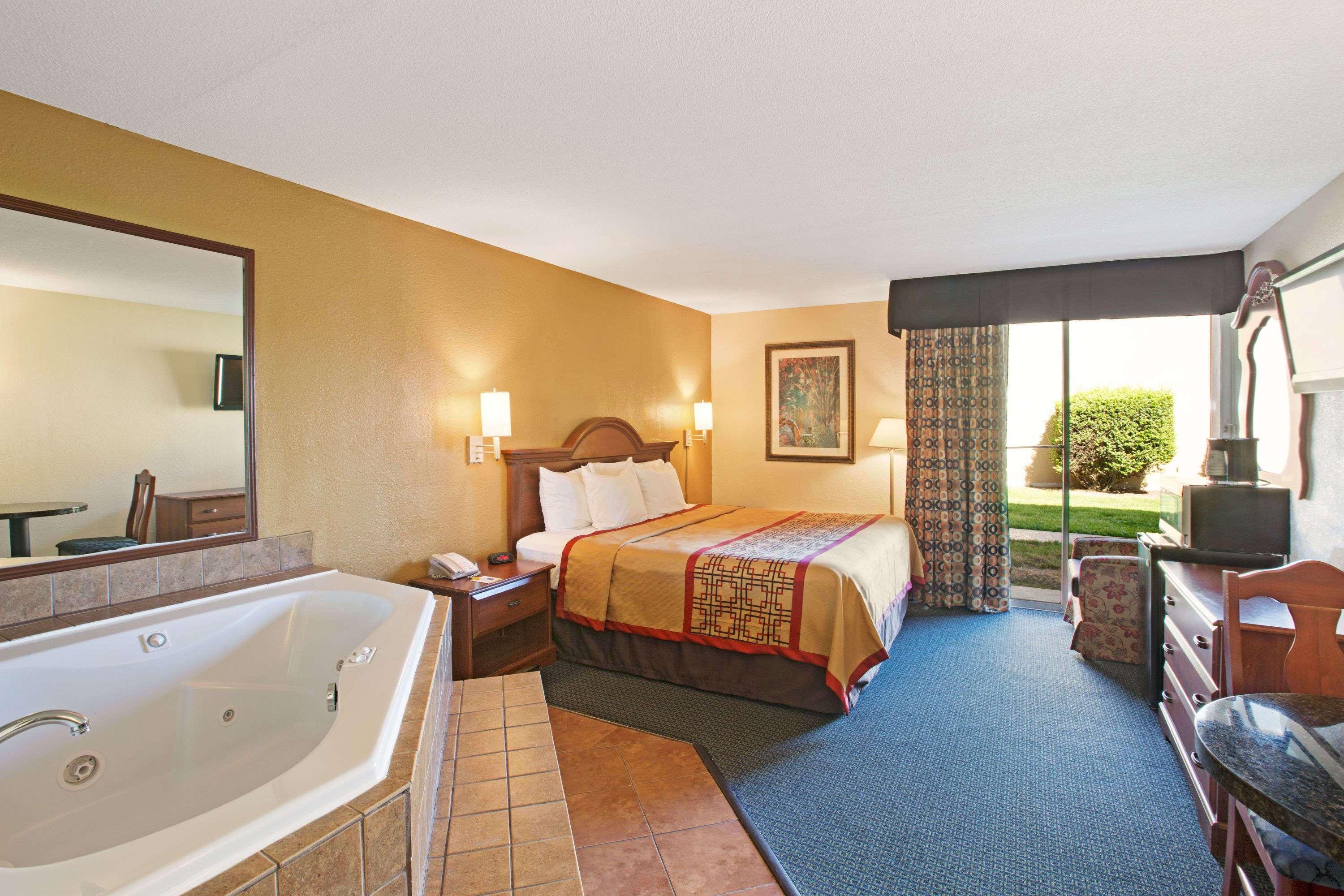 Days Inn By Wyndham Charlotte/Woodlawn Near Carowinds Экстерьер фото