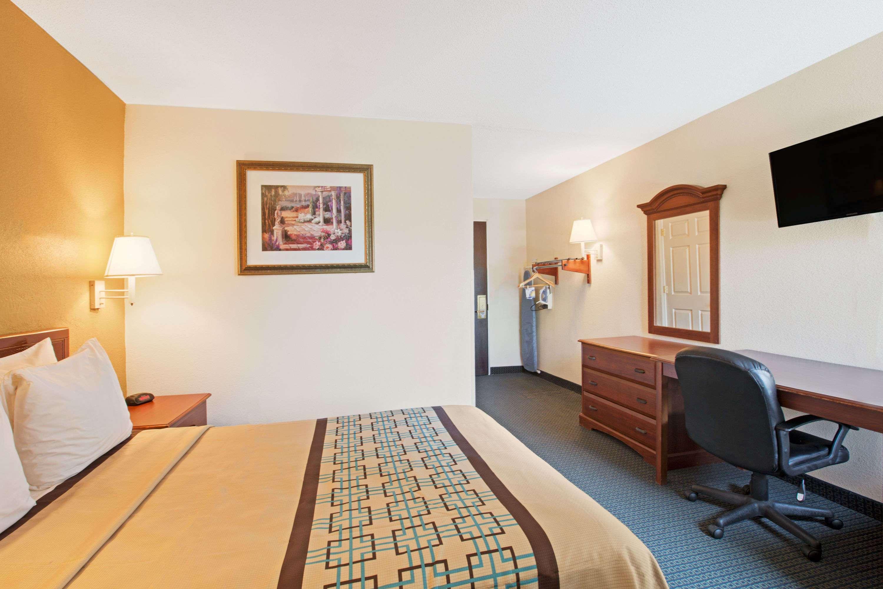 Days Inn By Wyndham Charlotte/Woodlawn Near Carowinds Экстерьер фото
