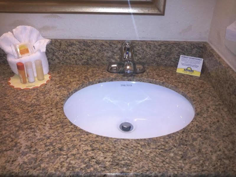 Days Inn By Wyndham Charlotte/Woodlawn Near Carowinds Экстерьер фото