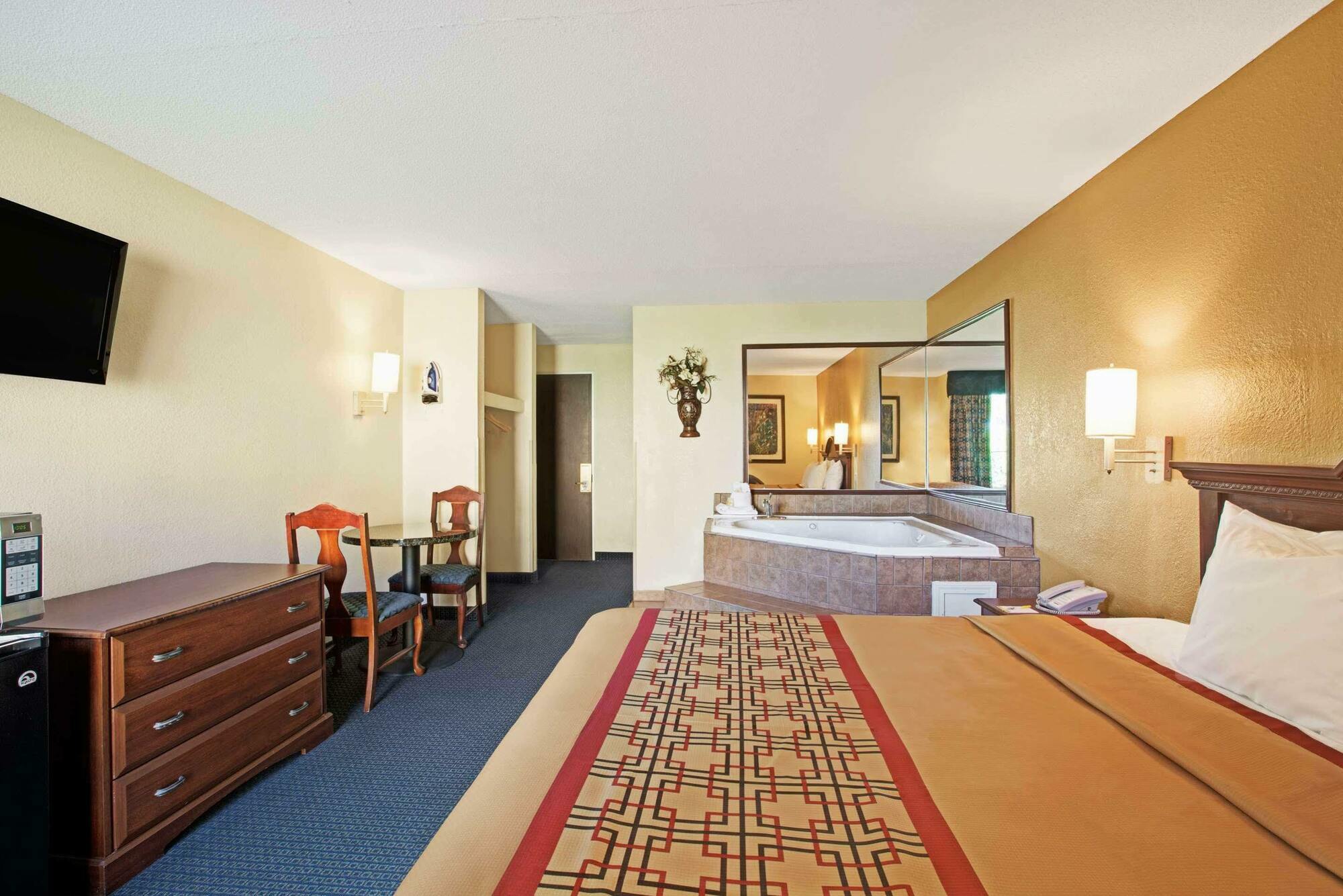 Days Inn By Wyndham Charlotte/Woodlawn Near Carowinds Экстерьер фото