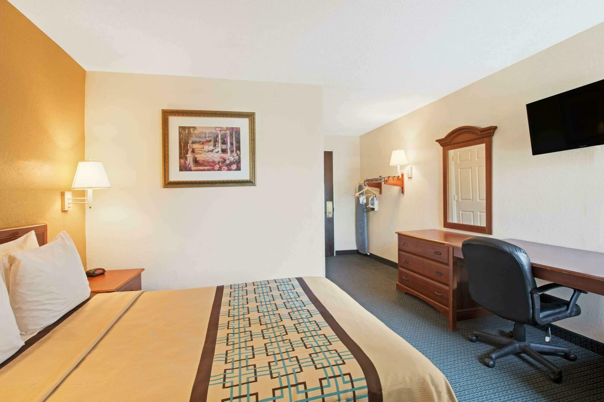 Days Inn By Wyndham Charlotte/Woodlawn Near Carowinds Экстерьер фото